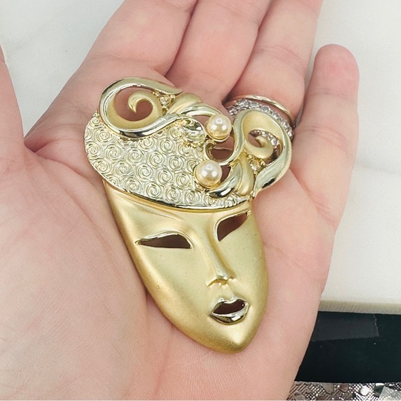 Woman Face Mask Brooch Pin Scroll Faux Pearl Rhinestone Accent Gold Tone Theater - Picture 2 of 10
